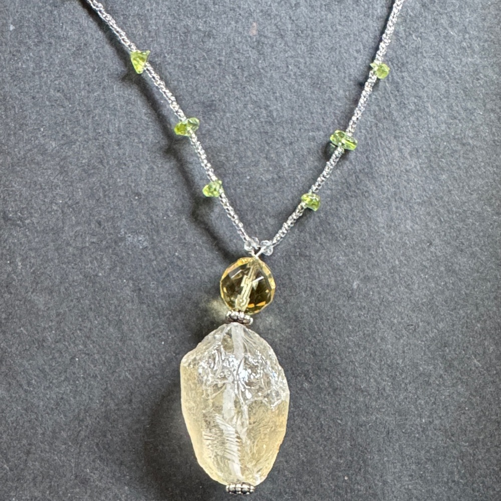 Delicate Green Beaded Necklace with stone Pendant - Picture 2 of 4